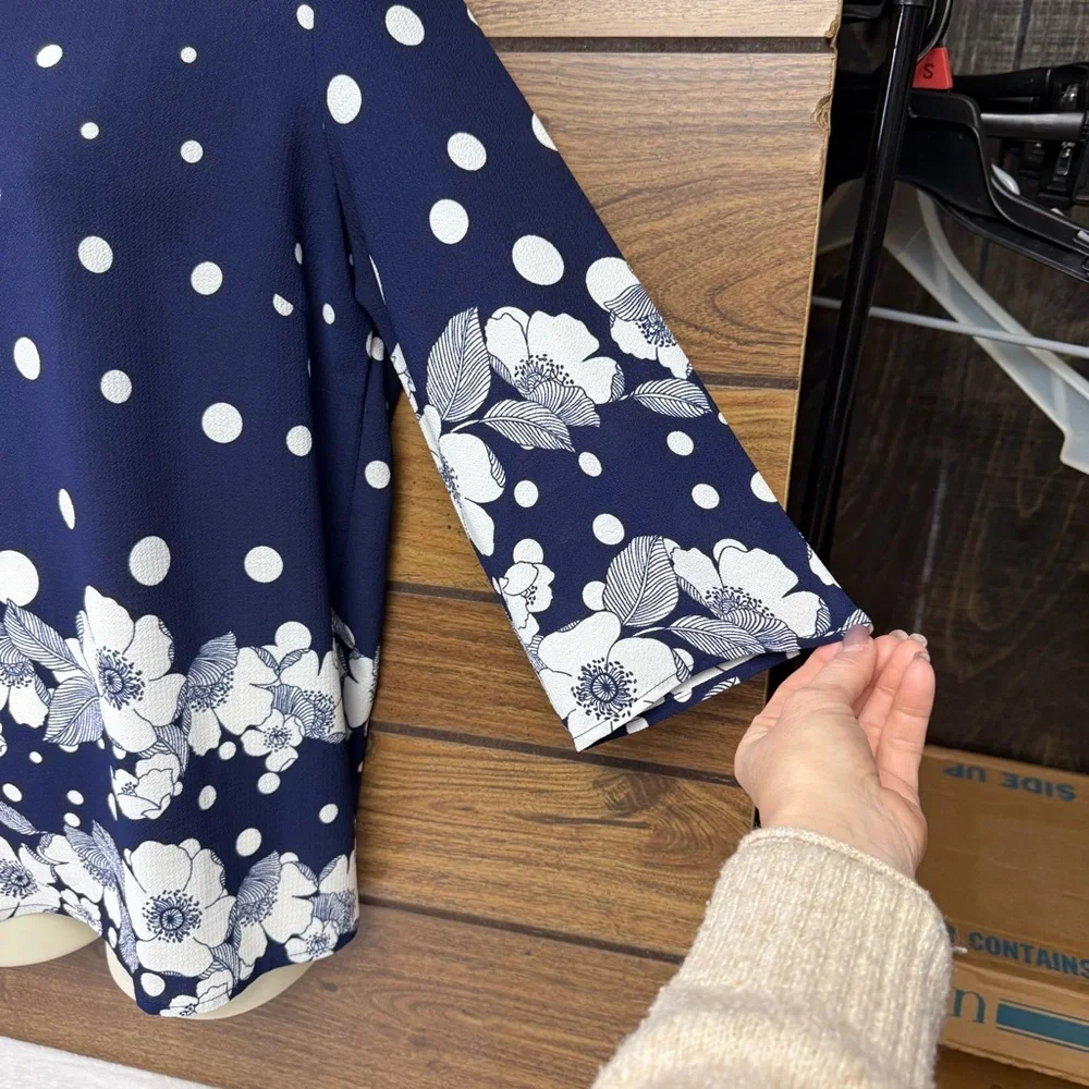 Emery Rose size medium Navy/White Floral Women's Blouse - Picture 2 of 7